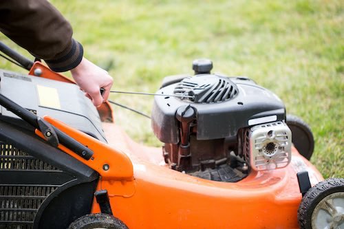 Hoe werkt een benzine grasmaaier?